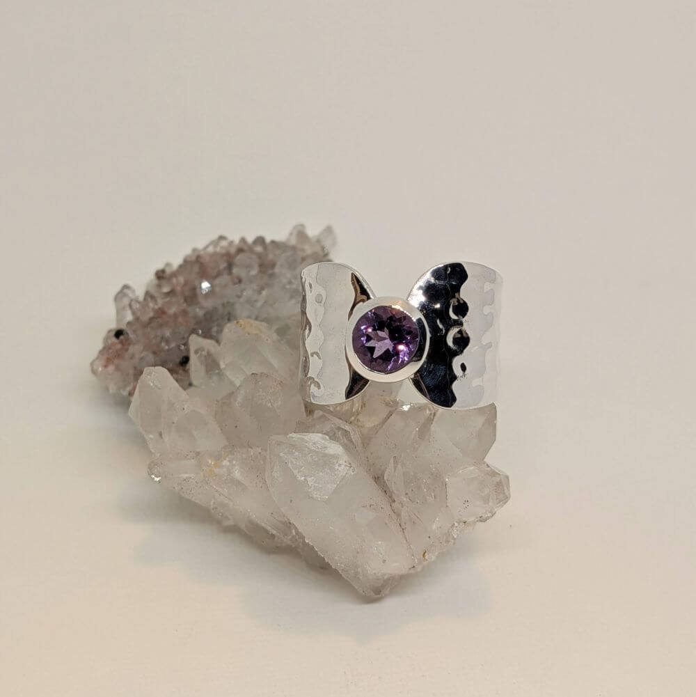 Amethyst Hammered‑Band Ring