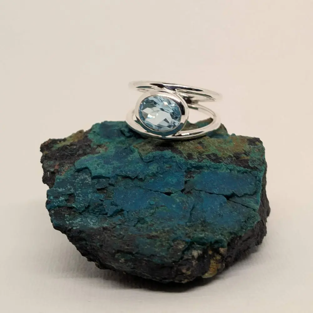 Blue Topaz Oval‑Cut Ring – Split Band – Size 9