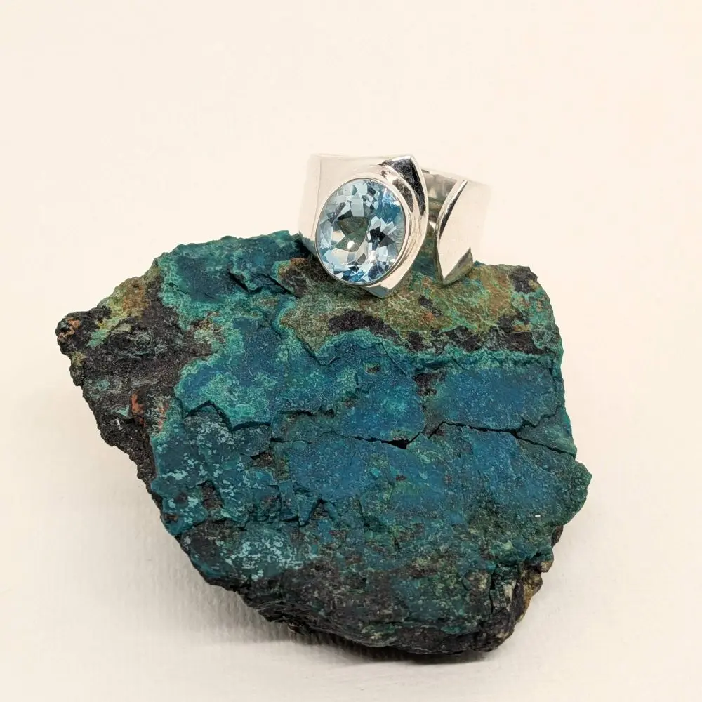 Blue Topaz Oval‑Cut Ring – Adjustable Split Band – Size 7